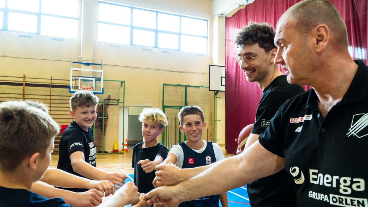 CzarniToWy's tweet photo. 🏀🔥 Aktywny czerwiec z Uniwersytetem Pomorskim za nami! 🔥🏀

W ramach projektu „Społeczna odpowiedzialność – oddziaływanie regionalnych uczelni wyższych jako czynnika stymulującego międzypokoleniową aktywność społeczną – Uniwersytet Aktywny 5 Plus” finansowanego przez Ministerstwo Nauki i Szkolnictwa Wyższego:

Wspólnie promowaliśmy aktywność fizyczną i koszykówkę wśród dzieci, młodzieży, a emocji nie brakowało ani na boisku, ani poza nim! 🙌

📅 W dniach 9–11 czerwca 2026 zorganizowaliśmy aż 3 turnieje 3x3, a dodatkowo 9 i 11 czerwca odbyły się turnieje 5x5, które dostarczyły uczestnikom mnóstwo sportowych wrażeń. ⛹️‍♀️⛹️‍♂️

Nie zabrakło również spotkań w słupskich placówkach oświatowych, gdzie mieliśmy okazję zarażać pasją do sportu:

🏫 17 czerwca – Miejskie Przedszkole nr 1 w Słupsku
🏫 18 czerwca – Szkoła Podstawowa z Oddziałami Sportowymi nr 16 w Słupsku
🏫 19 czerwca – IV Liceum Ogólnokształcące w Słupsku

Dziękujemy wszystkim uczestnikom, nauczycielom, opiekunom i partnerom za wspólnie spędzony czas, energię i fantastyczną atmosferę! ❤️

#CzarniToWy