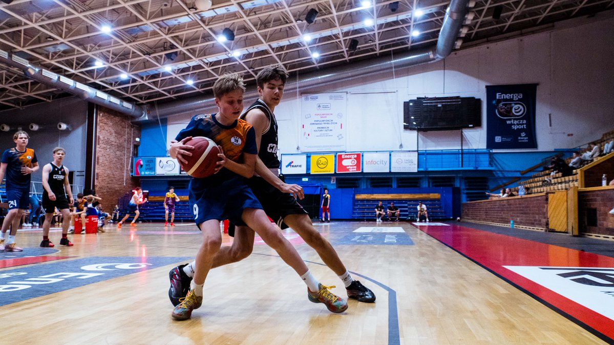 CzarniToWy's tweet photo. 🏀🔥 Aktywny czerwiec z Uniwersytetem Pomorskim za nami! 🔥🏀

W ramach projektu „Społeczna odpowiedzialność – oddziaływanie regionalnych uczelni wyższych jako czynnika stymulującego międzypokoleniową aktywność społeczną – Uniwersytet Aktywny 5 Plus” finansowanego przez Ministerstwo Nauki i Szkolnictwa Wyższego:

Wspólnie promowaliśmy aktywność fizyczną i koszykówkę wśród dzieci, młodzieży, a emocji nie brakowało ani na boisku, ani poza nim! 🙌

📅 W dniach 9–11 czerwca 2026 zorganizowaliśmy aż 3 turnieje 3x3, a dodatkowo 9 i 11 czerwca odbyły się turnieje 5x5, które dostarczyły uczestnikom mnóstwo sportowych wrażeń. ⛹️‍♀️⛹️‍♂️

Nie zabrakło również spotkań w słupskich placówkach oświatowych, gdzie mieliśmy okazję zarażać pasją do sportu:

🏫 17 czerwca – Miejskie Przedszkole nr 1 w Słupsku
🏫 18 czerwca – Szkoła Podstawowa z Oddziałami Sportowymi nr 16 w Słupsku
🏫 19 czerwca – IV Liceum Ogólnokształcące w Słupsku

Dziękujemy wszystkim uczestnikom, nauczycielom, opiekunom i partnerom za wspólnie spędzony czas, energię i fantastyczną atmosferę! ❤️

#CzarniToWy