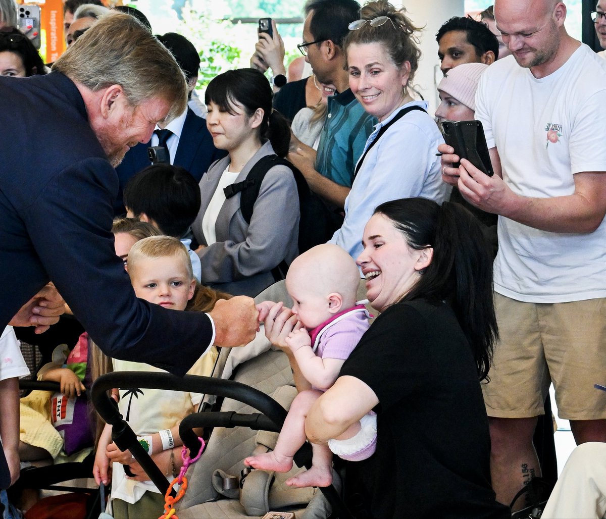 koninklijkhuis's tweet photo. Koning Willem-Alexander en Koningin Máxima, Keizer Naruhito en Keizerin Masako bezoeken het Prinses Máxima Centrum voor kinderoncologie in Utrecht. Ze krijgen een rondleiding, spreken met wetenschappers en met Japanse medewerkers. 
https://t.co/ftyh5J3c8g https://t.co/mxVkojmZWC