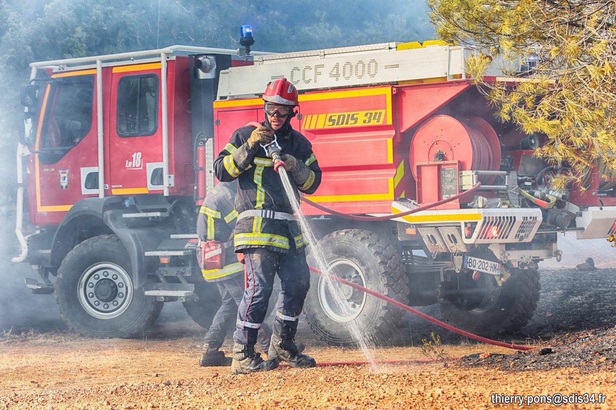 PompiersHerault's tweet photo. #Incendie|| @AgdeOfficiel
Les sapeurs-#pompiers de l’#Hérault sont engagés dans le bagnas en bordure de la RD612 pour un feu 🔥 de champ de chaume récolté L’équivalent d’un groupe d’intervention de lutte contre les feux de forêt sur place 🚒Évolution favorable #InfoFlash https://t.co/DDSoFc6T2R