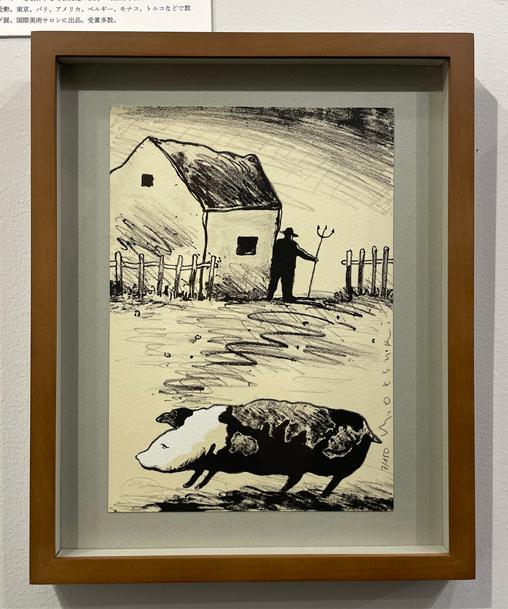 infoloeil's tweet photo. 【方舟の動物たちー作家・作品紹介】

大月雄二郎 / Yujiro Otsuki

捨てられたモノや忘れられた事物との出会いから、詩情とエスプリに満ちた物語世界を生み出す大月雄二郎。稲垣足穂の文学に深く影響を受け、版画、コラージュ、オブジェなど多彩な表現を展開してきました。

フランスで長く活動し、カンヌ国際映画祭のポスターも制作。2011年にはフランス芸術文化勲章シュヴァリエを受章しています。

🎨《私は家に帰らない―豚》
Je ne rentre pas à la maison Ⅵ
連作《私は家に帰らない》の一篇として制作された作品。

後にフランスで刊行された詩画集では、この連作は古代ギリシャ神話の英雄ユリシーズ（オデュッセウス）の旅として読み解かれました。

《豚》に添えられた詩は、旅の途中で魔女キルケの誘惑に出会う場面を想起させます。
「愛と蜜と饗宴の、優しい罠」という一節には、帰還を望みながらも、旅の途中で出会う甘美な誘惑への抗いがたい心が描かれています。

以下、出品作品をご紹介します↓