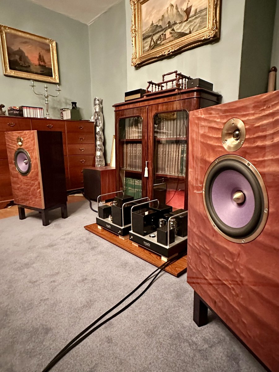hifilounge's tweet photo. Another very happy customer as we are just heading back from Sunny Shropshire after installing his 2nd pair of DeVore Fidelity O/Bronze speakers in a year in this gorgeous custom finish ๐
Obviously a man of impeccable taste with a beautiful cat ๐ป
#devorefidelity #speakers https://t.co/0dxhz4WhE8