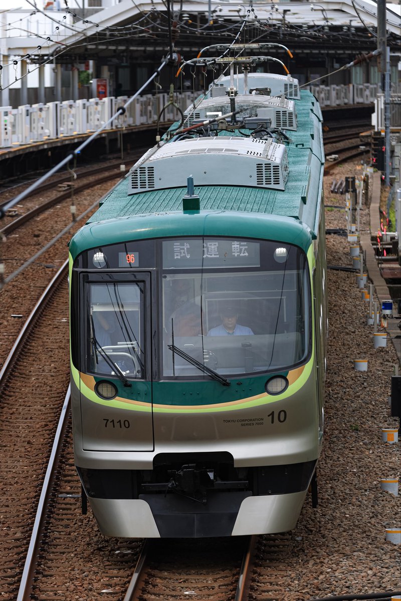 梶_ tweet media