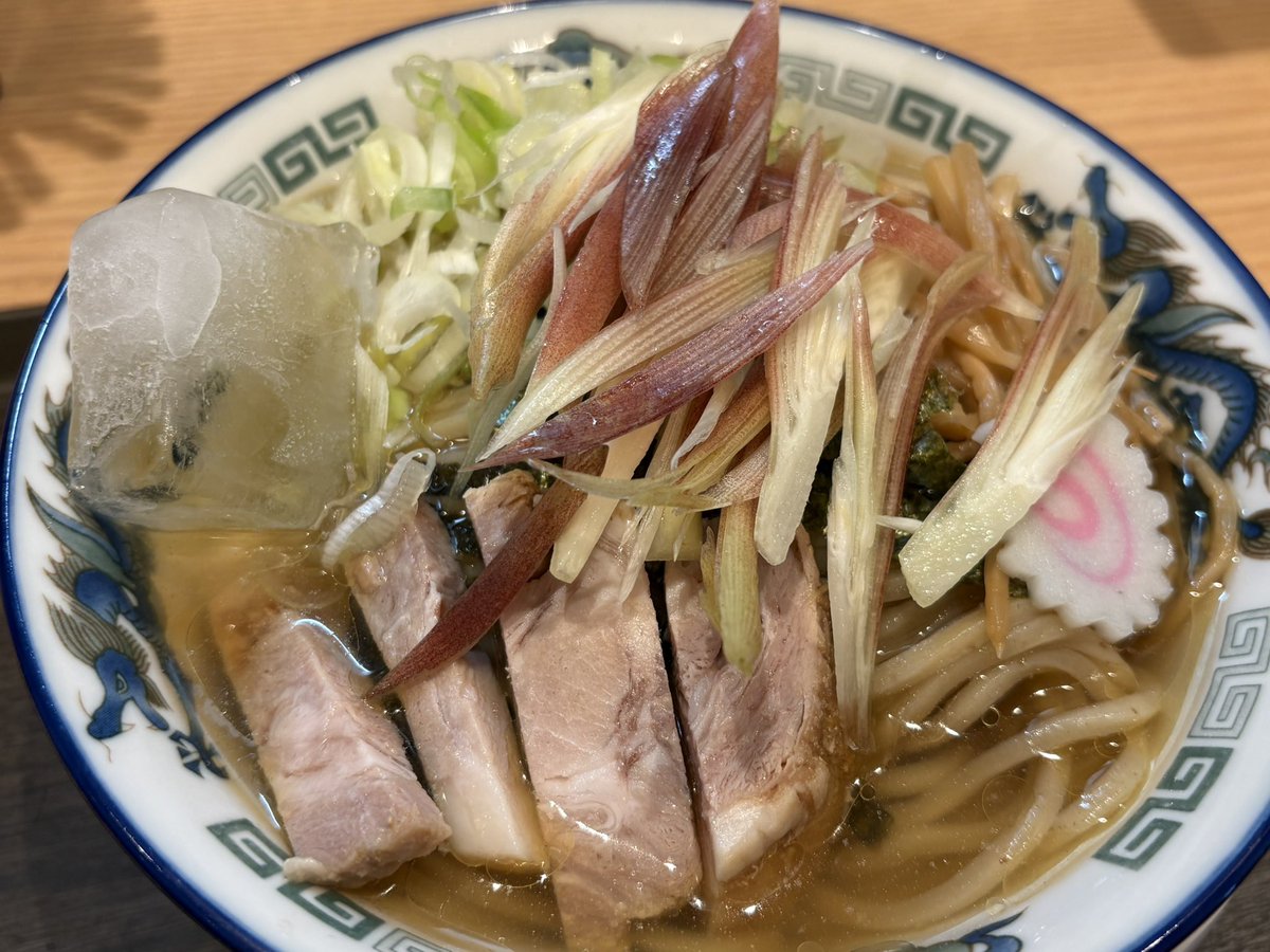 giantsteps2018's tweet photo. 今夜は舎鈴さんで茗荷冷やかけをいただ��ました！太麺の麺はコシがあって小麦の香りを感じられ、ザク切りの茗荷はシャキシャキとした歯応えと香りが最高で、大きく切られたチャーシューは食べ応えがあり、冷たいスープはサッパリしてるのに油のコクも感じられて美味すぎました！ https://t.co/dUE8W0f0B5