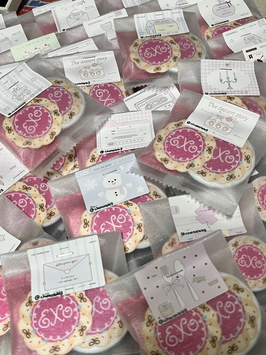 chokobby's tweet photo. limited quantity for the badges ~ 
but i hv a lot of sticker packs to give out ✨
i will be there early cuz later nak que for sc ~
will also be doing on d-day trading ! 
໒꒰ྀི ๑ ´ ˘ ` ू ꒱ྀིა 💕
see u tomorrow !!

#EXhOrizoninKL #EXOinKL #EXhOrizoninMY #EXOinMY https://t.co/N4Zo8AlNwt