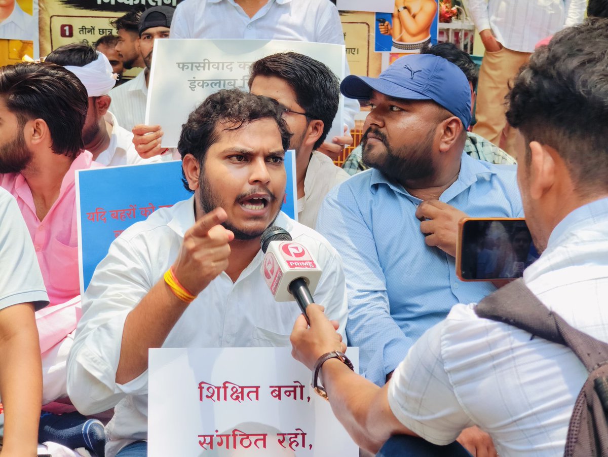 StudentUnionBBK's tweet photo. बीते कुछ दिनों लखनऊ विश्वविद्यालय से 3 छात्रों के निष्कासन के बाद अनवरत चल रहे अनिश्चितकालीन धरने के 18वें दिन “छात्र महापंचायत” का गठन कर एकसुर में आवाज को बुलंद किया गया जिसमें कई साथियों का रहना हुआ।
प्रेम प्रकाश, प्रिंस प्रकाश और हर्षित शुक्ला को निष्कासन नहीं, न्याय दो।
#LU https://t.co/rjPMBsbAdd