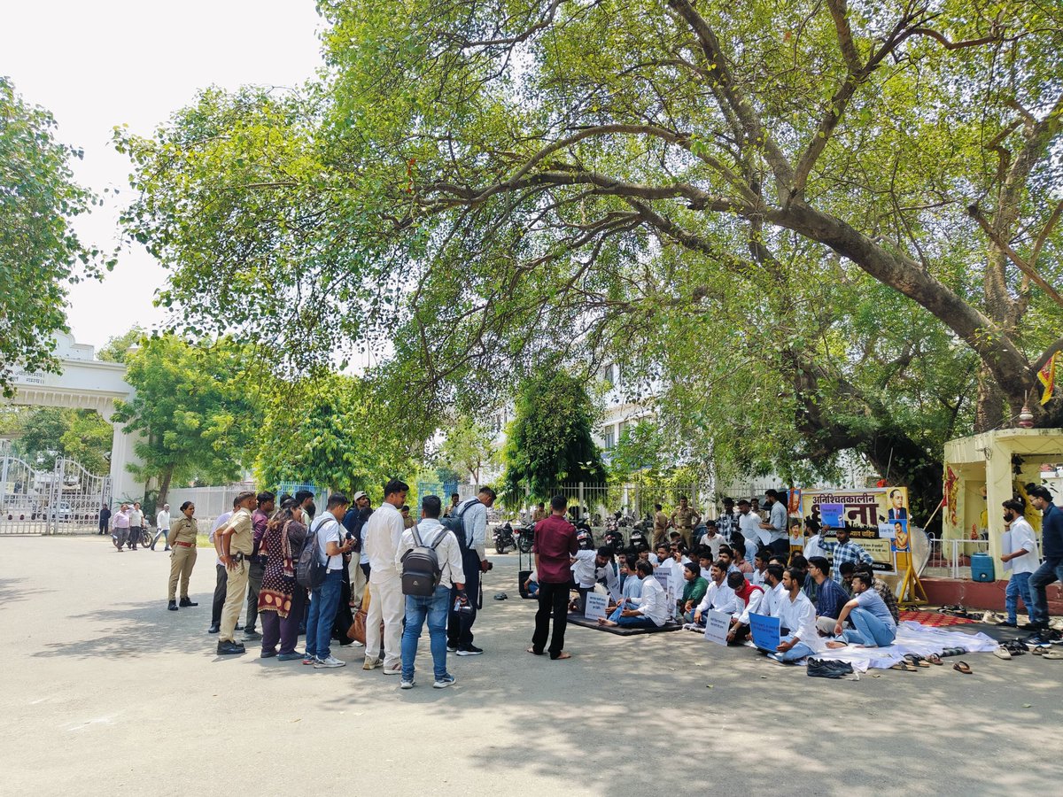 StudentUnionBBK's tweet photo. बीते कुछ दिनों लखनऊ विश्वविद्यालय से 3 छात्रों के निष्कासन के बाद अनवरत चल रहे अनिश्चितकालीन धरने के 18वें दिन “छात्र महापंचायत” का गठन कर एकसुर में आवाज को बुलंद किया गया जिसमें कई साथियों का रहना हुआ।
प्रेम प्रकाश, प्रिंस प्रकाश और हर्षित शुक्ला को निष्कासन नहीं, न्याय दो।
#LU https://t.co/rjPMBsbAdd
