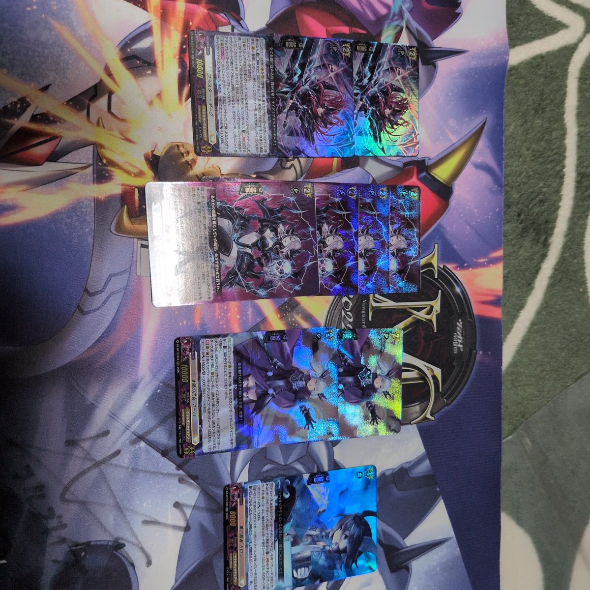 VG199210's tweet photo. ブシロードオンラインから届いた4ボックス開封

ネヴァン4枚揃ったのは良しとしても、PBDに嫌われている模様 https://t.co/2DlsaJRsTH