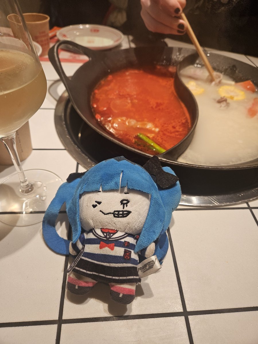 sylviefishin's tweet photo. dinner with darumi https://t.co/icCFOFxAPf