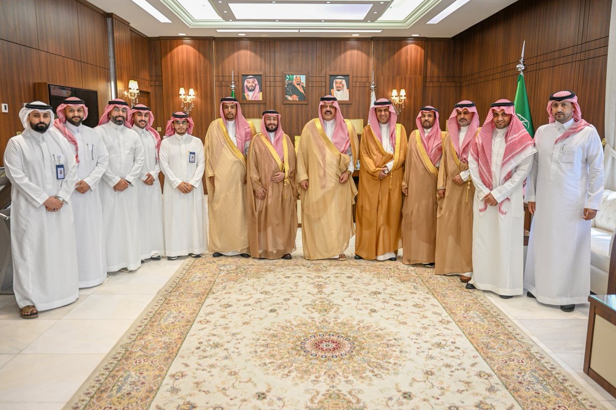 HatemAlrashdan's tweet photo. تشرفنا بلقاء سمو أمير منطقة حائل بحضور سعادة رئيس المجلس التأسيسي للقطاع الشمالي الصحي وسعادة الرئيس التنفيذي لشركة الصحة القابضة، 

وتم خلال اللقاء تسليم سموه  شهادة أفضل بيئة عمل🎖️🥇 Great Place to Work 🎖️🥇 التي حصدها تجمع حائل الصحي كأول تجمع صحي يحصل على هذه الجائزة فكانت تتويجًا يعكس جهود زملائي فريق العمل وحرصهم المتواصل لبناء بيئة عمل محفزّة وملهمة تساهم في تقديم أفضل الخدمات لمستفيدينا من أهالي منطقة حائل الكرام . 

شكرًا لسمو أمير منطقة حائل وسمو نائبه على الدعم المستمر، وباذن الله نواصل تحقيق المستهدفات ، ورفع جودة الخدمات الصحية بالمنطقة .