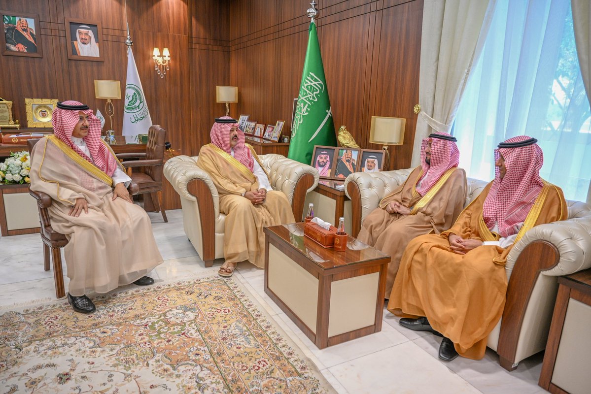HatemAlrashdan's tweet photo. تشرفنا بلقاء سمو أمير منطقة حائل بحضور سعادة رئيس المجلس التأسيسي للقطاع الشمالي الصحي وسعادة الرئيس التنفيذي لشركة الصحة القابضة، 

وتم خلال اللقاء تسليم سموه  شهادة أفضل بيئة عمل🎖️🥇 Great Place to Work 🎖️🥇 التي حصدها تجمع حائل الصحي كأول تجمع صحي يحصل على هذه الجائزة فكانت تتويجًا يعكس جهود زملائي فريق العمل وحرصهم المتواصل لبناء بيئة عمل محفزّة وملهمة تساهم في تقديم أفضل الخدمات لمستفيدينا من أهالي منطقة حائل الكرام . 

شكرًا لسمو أمير منطقة حائل وسمو نائبه على الدعم المستمر، وباذن الله نواصل تحقيق المستهدفات ، ورفع جودة الخدمات الصحية بالمنطقة .