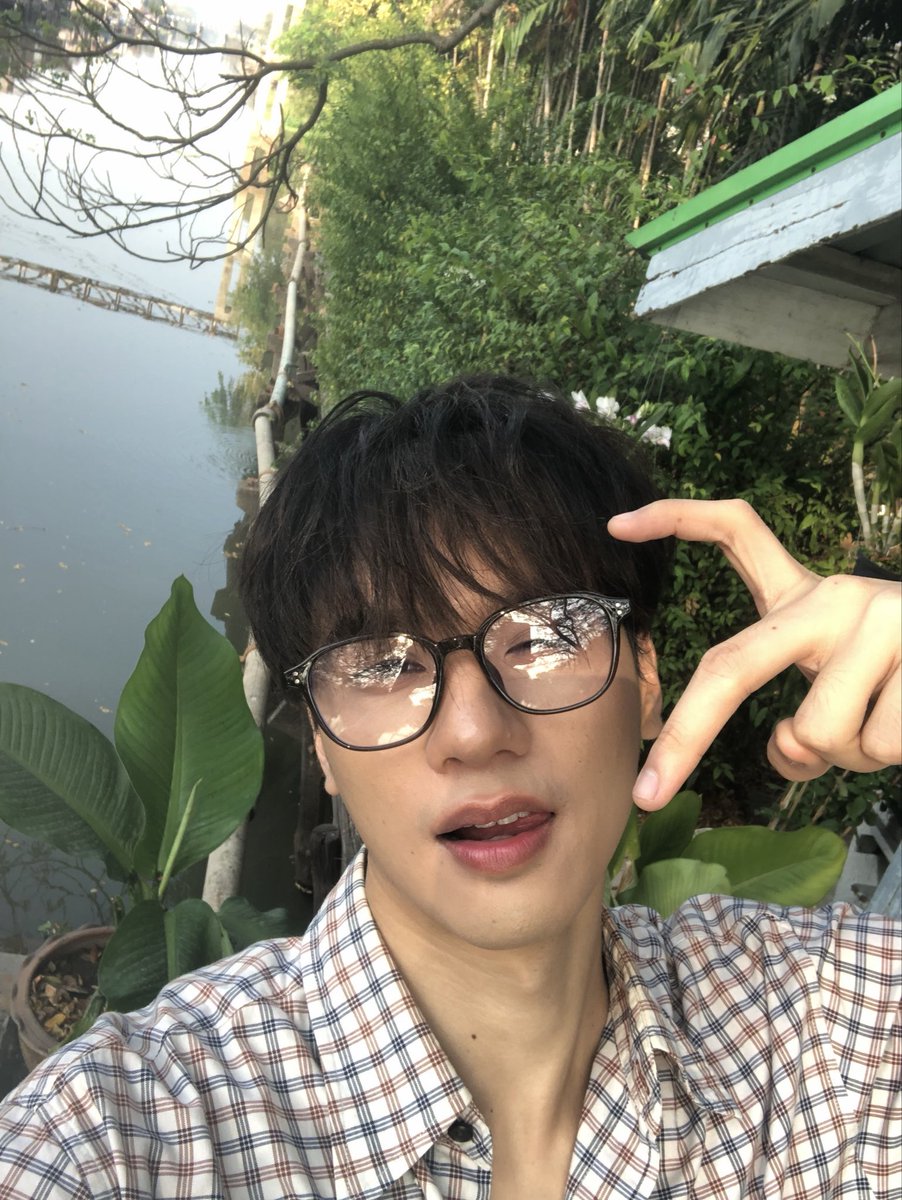 flowerknows614's tweet photo. ตั้งแต่ไพลอตดั่งเดือนออก สารภาพตามตรงว่าเพ้อถึงภูเมฆไม่หยุด 😭😭😭😭😭 หลงมาก ชอบหมาเด่ก ชอบบ้อกแบ้กกล้ามโต อยากมีเป็นของตุวเอง ทำไมผกายถึงไม่รับรักน้อน😭😭😭😭 https://t.co/ilWQizcaog