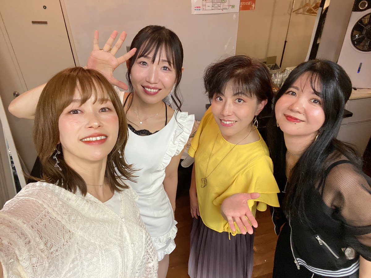 AtsukoKitamura's tweet photo. 昨日は

kaho* × mint hall presents
”一期一音” 『雨雫は夢の入り口』

ライブでした。
平日にも関わらずお越しくださった皆さま、配信でご覧頂いた皆さま、ありがとうございました！

kaho*さんプレゼンツのライブにお声がけいただけたのもとても嬉しかったですし、初のYokohama mint hallさんでのステージもとっても素敵でした！
ご一緒させていただいた金城色さん、世莉奈さんもそれぞれの世界観が存分に出たステージで、四者四様、さまざまな音楽を楽しめる夜だったなと思います。

私のセットリストはこちら。

1. 忘れられない人
2. 今日は誰かの誕生日
3. ネコはなんでも知っている
4. あなたに贈るうた
5. オトナジョーズ（New!）
6. カラフル

雨の季節ということで、少ししっとりしたセトリでもいいかなと、長めのバラードを2曲入れてみました。
20年一緒に過ごしてくれた愛猫との日々から生まれた『ネコはなんでも知っている』と『あなたに贈るうた』を同時に歌ったのは初めてかもしれません。命日が7月なんですが、7月は今のところライブがないので、先んじてメモリアルということで選曲しました。

そして、久しぶりの新曲は『オトナジョーズ』という曲です。こんな曲が作りたい、と構想して1年近く。なかなか形にまとまらなかったんですが、とある動画を見たときにインスピレーションが湧き、今回ようやく曲の形にできました。JAZZやバーバーショップ、そしてその他の様々な音楽との出逢いが自分の中で育ってきていることも、原動力になったと思います。自分ではこれまで作ったことがなかった方向性の曲で、お客様からも「今までと雰囲気の違う曲だよね」と言っていただきました。脳内ではずっとフルバンドの音が鳴っていて、しかし！その雰囲気をピアノでまだちゃんと弾くことができないのが自分でとてももどかしい…。もっとたくさん弾き込んで、早く自由自在に表現できるようにしたいです。

『カラフル』では、会場にミラーボールがあったので回していただきました♪ これ、2番のサビで回していただくとホント嬉しいんですよね（笑）細かな要望にも対応していただいて、ありがとうございました！

今回の企画では、最後に4人でコラボもさせていただきました🎵これも楽しかったですね～(*^^*)
このアンコールの選曲、歌の割り振り、伴奏と、すべてやってくれたkaho*さん。全体の仕切りから、私たち出演者への心配りまで本当に素晴らしくて、とても楽しく過ごすことができました。改めてkaho*さん、ありがとうございました！

そして、今年9月でその幕を閉じる予定のYokohama mint hallさん。控室も広く、物販の机も1人1つずつ！ステージ照明も細やかで、音響も素晴らしかったです。たくさんのアーティストの皆さんに愛され続けている理由がよくわかりました。ずっと立ってみたかったそのステージで歌うことができて幸せでした✿

今回の配信チケットは、まだこちらから購入可能です↓
○配信チケット　¥2,500(お礼動画・2週間アーカイブ付き)
https://t.co/lexkcWKMij

*配信日までにチケットを購入した場合：7/2までご視聴可能です
*配信日より後にチケットを購入した場合：購入日時から２週間、ご視聴可能です
お礼動画は、配信が終了したあとにお申し込みの際のメールアドレス宛に届きます。少し先になりますが、お待ちください。

そして明日6/20（土）は、バーバーショップの本番！
ガールフレンズΒのバリトン、すうじぃさん率いるThe Harmonixさんのアニュアルショー！12周年、おめでとうございます🎉
ガールフレンズΒも歌でお祝いさせていただきます。楽しみます！