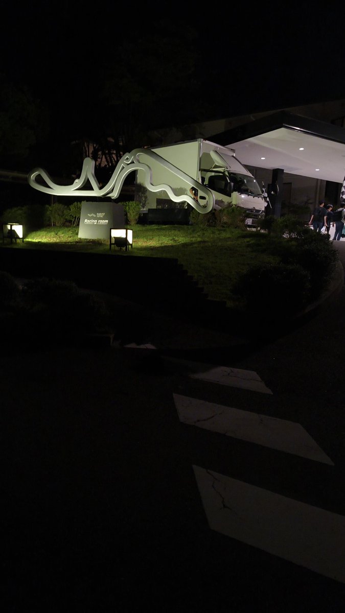 NITAC_ECORUN's tweet photo. 本日の宿である鈴鹿サーキットホテルに到着、ミーティングを行いました！
明日はいよいよ競技です！
表彰台を目指します！ https://t.co/U9ECtVAwcp