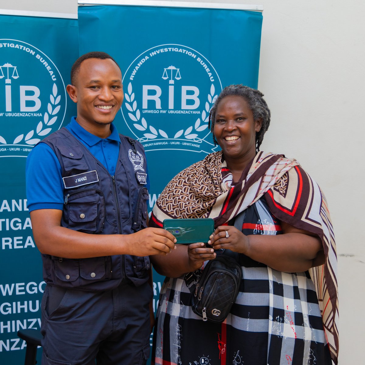 RIB_Rw's tweet photo. Uyu munsi mu Karere ka Bugesera, Sitasiyo ya Nyamata, RIB yasubije telefone zigendanwa 140 zari zaribwe, zifite agaciro k’amafaranga  angana na 40,760,000frw. https://t.co/uQL7fwADJe