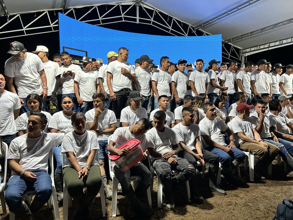 gloriariasnieto's tweet photo. 99 hombres y mujeres de Comandos de la Frontera (de la CNEB) dejaron sus armas y uniformes y entraron a la ZUT-ZOCIUT de Valle del Guamuez. Salen de la guerra 104 armas ilegales y llegan a la vida civil 99 personas con la mirada llena de futuro. La paz jamás será un fracaso. https://t.co/ctBHpymcxn