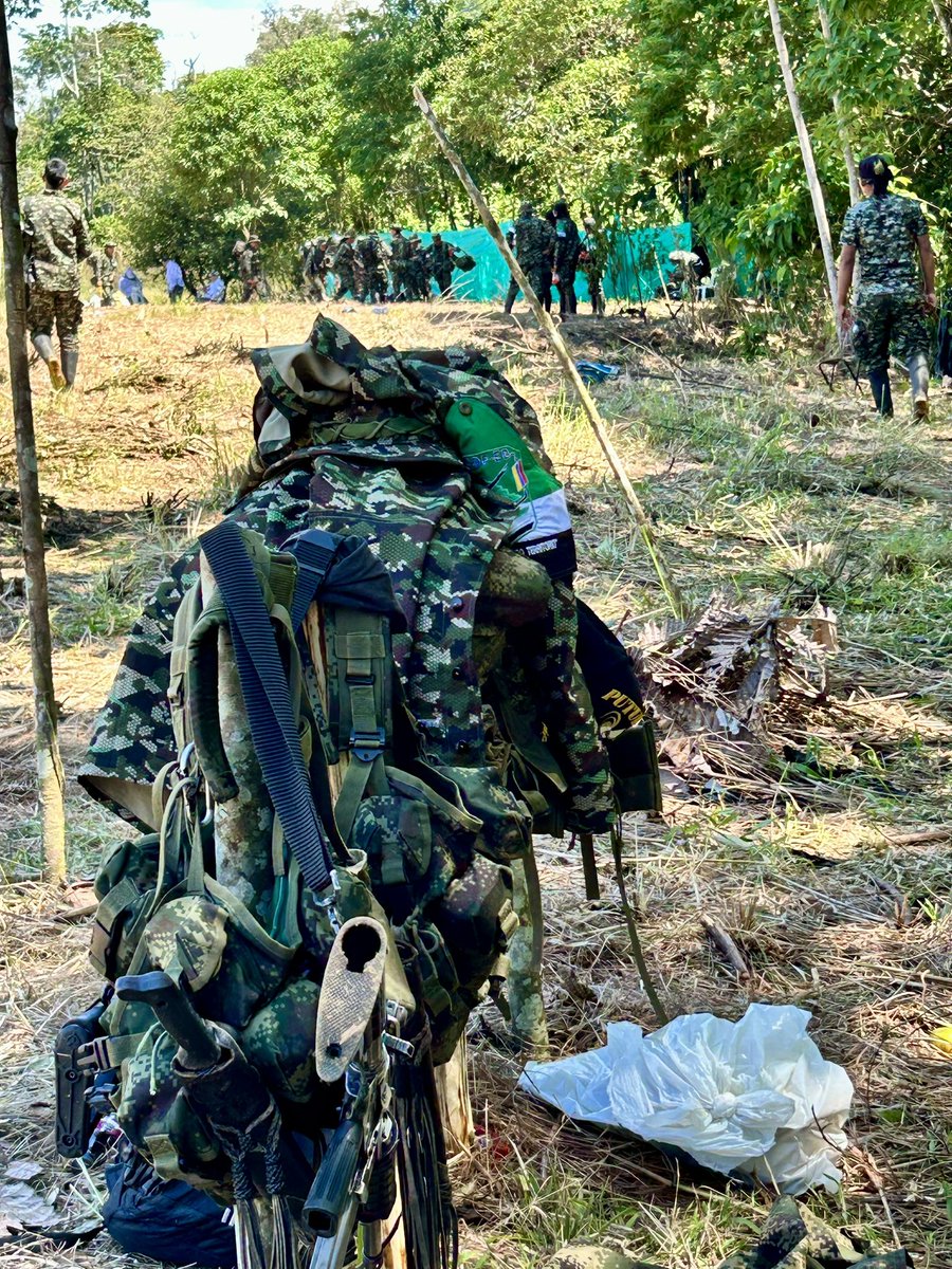 gloriariasnieto's tweet photo. 99 hombres y mujeres de Comandos de la Frontera (de la CNEB) dejaron sus armas y uniformes y entraron a la ZUT-ZOCIUT de Valle del Guamuez. Salen de la guerra 104 armas ilegales y llegan a la vida civil 99 personas con la mirada llena de futuro. La paz jamás será un fracaso. https://t.co/ctBHpymcxn