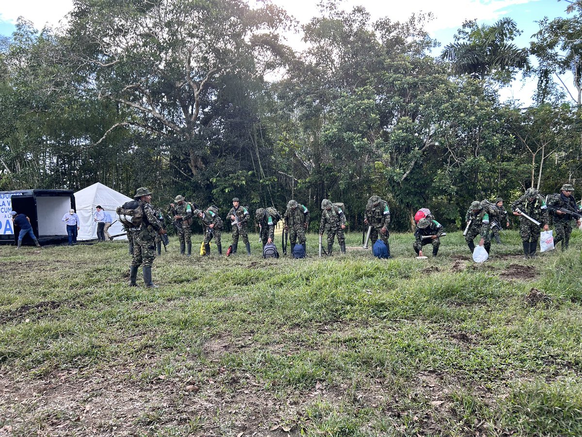 gloriariasnieto's tweet photo. 99 hombres y mujeres de Comandos de la Frontera (de la CNEB) dejaron sus armas y uniformes y entraron a la ZUT-ZOCIUT de Valle del Guamuez. Salen de la guerra 104 armas ilegales y llegan a la vida civil 99 personas con la mirada llena de futuro. La paz jamás será un fracaso. https://t.co/ctBHpymcxn