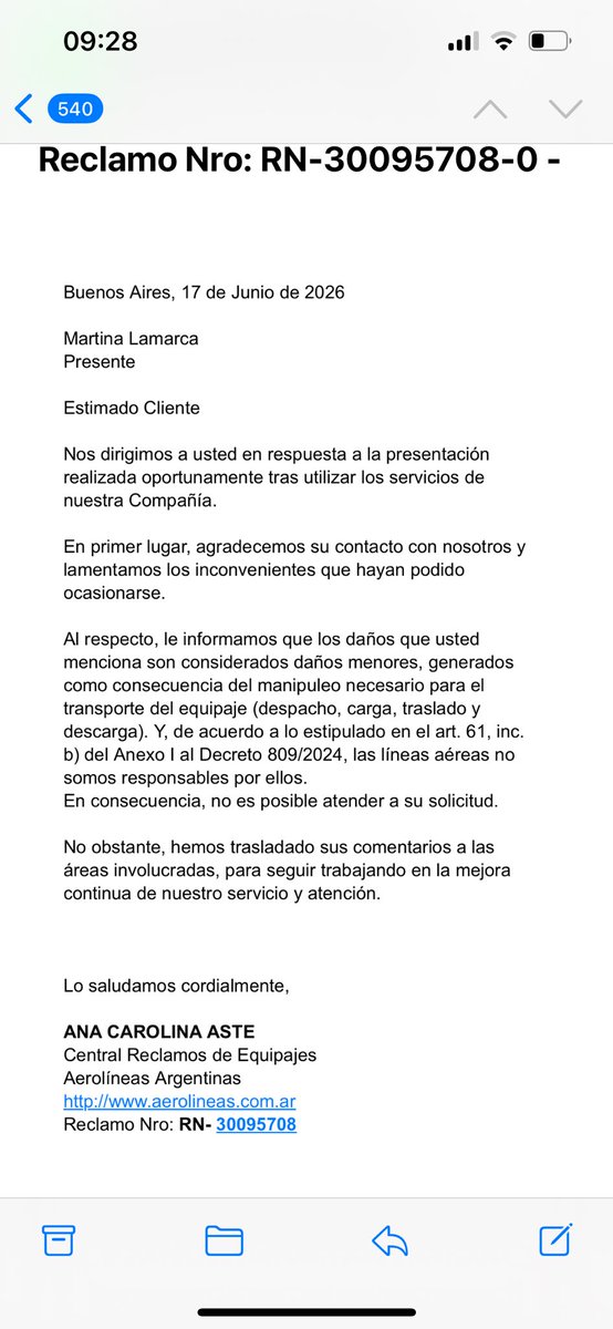 maaartt's tweet photo. @Aerolineas_AR a vos te parece que yo pueda seguir usando el carry on con la manija rota? Que es esta respuesta?!!
Llegue al aeropuerto pudiendolo usar a la perfeccion. Haganse cargo de que lo rompieron. NO se levanta la manija. intente hacerlo y quedo como en la 3er foto. https://t.co/ZH0eugV4vs