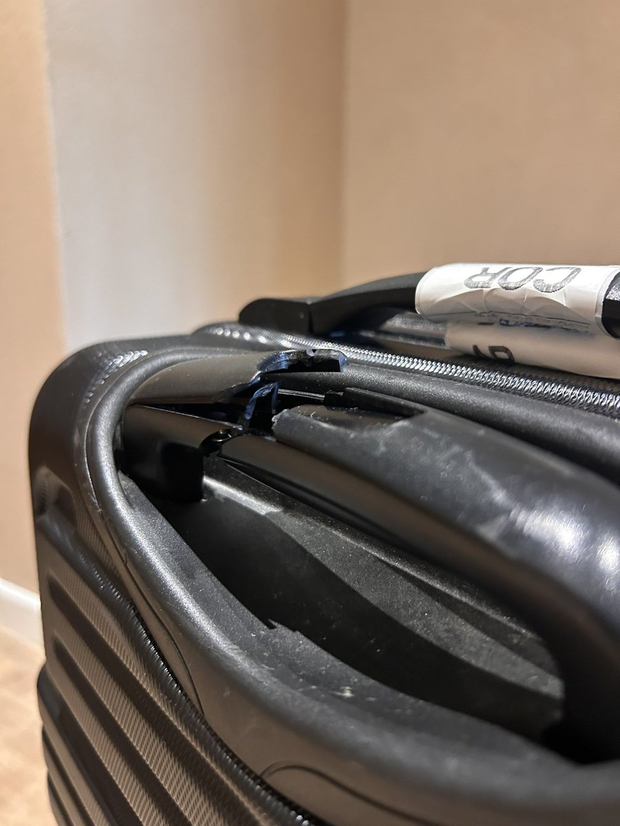 maaartt's tweet photo. @Aerolineas_AR a vos te parece que yo pueda seguir usando el carry on con la manija rota? Que es esta respuesta?!!
Llegue al aeropuerto pudiendolo usar a la perfeccion. Haganse cargo de que lo rompieron. NO se levanta la manija. intente hacerlo y quedo como en la 3er foto. https://t.co/ZH0eugV4vs