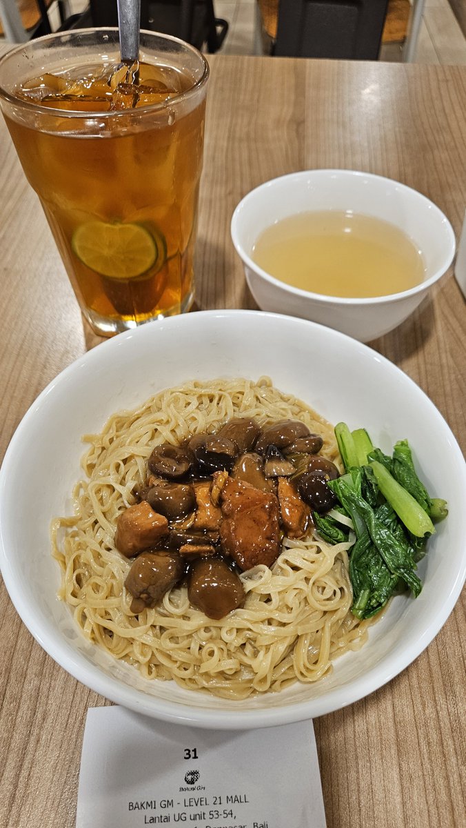 theeviee's tweet photo. Dah lama bgt gak makan ini.. gak mau bgt ya buka di jogjateng, beli biasanya kl transit soetta doank dl #bakmiGM https://t.co/R1FlCUKUxN