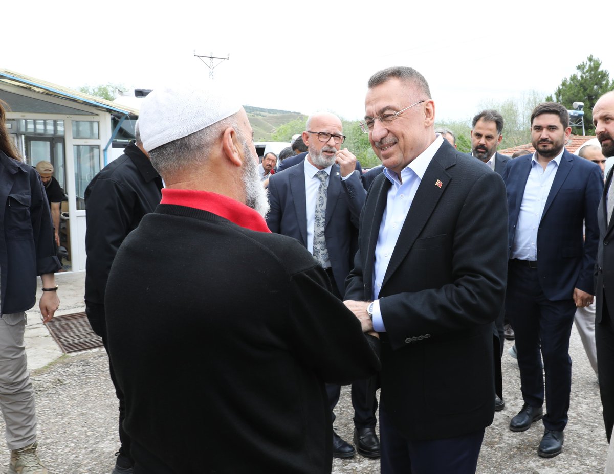 fuatoktay's tweet photo. 📍 Ankara - Gölbaşı Oğulbey Mahallesi Camii

Cuma namazımızı kıymetli kardeşlerimizle birlikte eda ederek aynı safta, aynı duada, aynı gönül ikliminde buluştuk.

Cami cemaatiyle sohbet ederek, taleplerini dinledik. 

İnsanımızın samimiyeti ve duası bizim en büyük gücümüzdür. 

Rabbim birliğimizi ve beraberliğimizi daim eylesin.

@AkpartiAnkara @AkGolbasiResmi @Slmakcyln