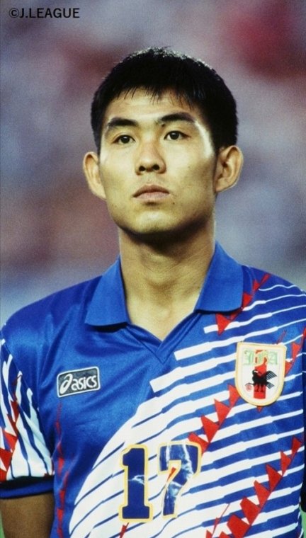 DotabataGG's tweet photo. ワールドカップの時期だけに出てくるにわかサッカーファンでも「ドーハの悲劇」だけは知っておいてもらいたい。

簡単に言うと、1954年に初参戦してから一度もワールドカップ本戦に出場したことがなかった日本代表が、後数秒で初めて本戦出場決定というところで失点して本戦出場できなかったとい事件。

これが不人気スポーツの話だったら大して話題にならなかっただろうが、当時の国民の注目度は凄まじいものがあったので、「ドーハーの悲劇」と言われ未だに語り継がれているのである。

そんな悲劇の舞台に現日本代表監督の森保一も立っていた。

森保監督は国歌斉唱で涙することで有名だが、当時勝つことができなかった罪の意識というのも少なからずあるのではないだろうか。

国を代表して戦うということはどれだけ重責なのかということがよく分かる。

過去があるから今がある。

そんな思いを持ちつつ、日本代表を応援し続けていきたい。