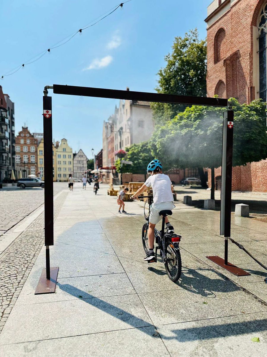 MichalMissan's tweet photo. W związku z prognozowanymi upałami od jutra uruchamiamy kurtyny wodne! Zostaną ustawione w czterech lokalizacjach: przy Ratuszu Staromiejskim, na Placu Dworcowym, na Placu Jagiellończyka i przy CH „Ogrody”.W następnym tygodniu kurtyna stanie również w Parku Dolinka. @MiastoElblag https://t.co/GYG0eY4FjU
