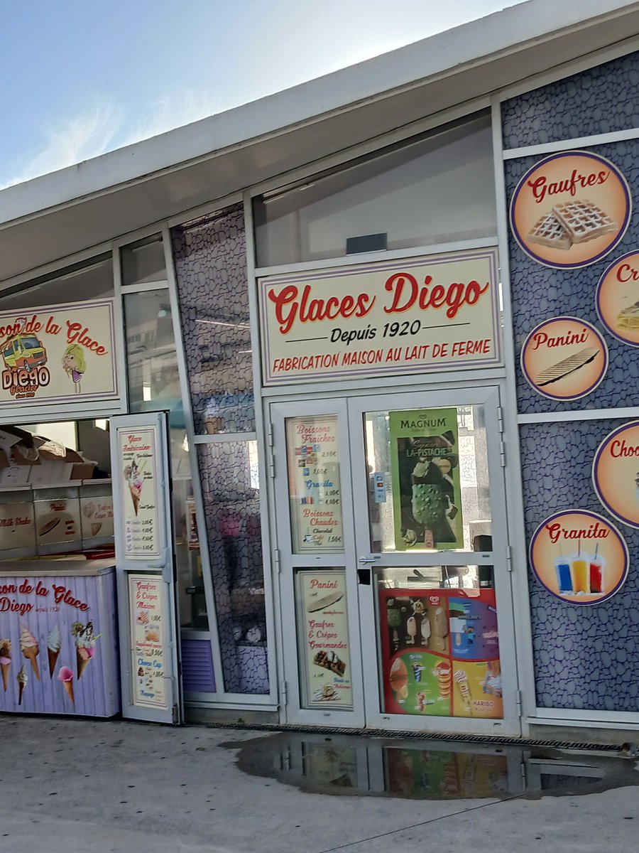AnnieSaintLeger's tweet photo. A #Calais on a du choix pour nos frites et nos glaces ...🙀🙈
Et il y a des maisonnettes et des camions partout #tentation 😈 https://t.co/wprqYBXoex