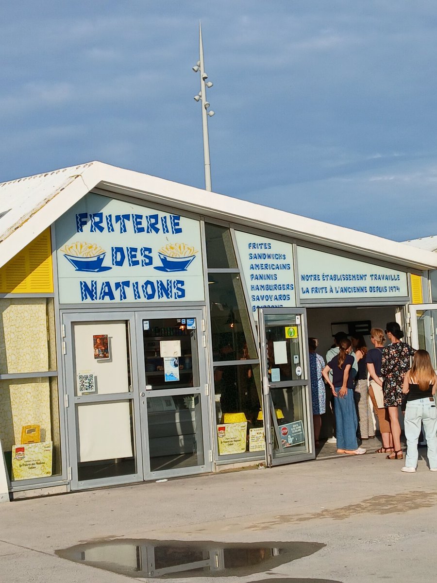 AnnieSaintLeger's tweet photo. A #Calais on a du choix pour nos frites et nos glaces ...🙀🙈
Et il y a des maisonnettes et des camions partout #tentation 😈 https://t.co/wprqYBXoex