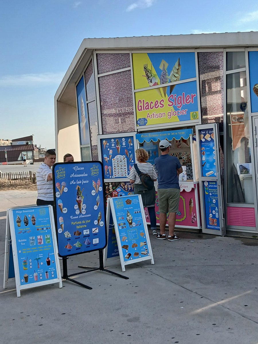 AnnieSaintLeger's tweet photo. A #Calais on a du choix pour nos frites et nos glaces ...🙀🙈
Et il y a des maisonnettes et des camions partout #tentation 😈 https://t.co/wprqYBXoex