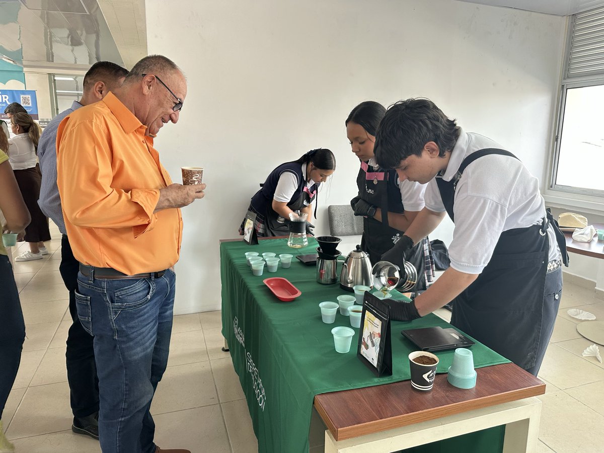 SENAQuindio's tweet photo. #AbroHilo 🧵¡Orgullo SENA! 💚

Nuestros aprendices de Articulación con la Media de las instituciones educativas Cámara Junior de Armenia y Ramón Mesa, de la vereda Pueblo Rico del municipio de Quimbaya, brillaron con su talento y compromiso en un espacio pedagógico. https://t.co/zQSpte9mow