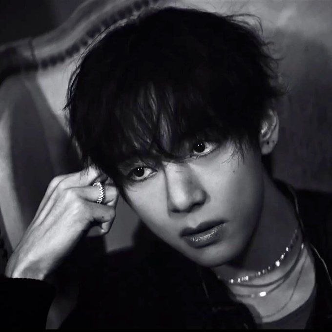 BeMine_BTS's tweet photo. En el video de la canción "Merry Go Round", Taehyung lleva un anillo de Clash de Cartier (modelo pequeño).

El anillo puede ser de oro blanco o amarillo, ya que el video está filmado en blanco y negro. https://t.co/MJhcw9ipo1