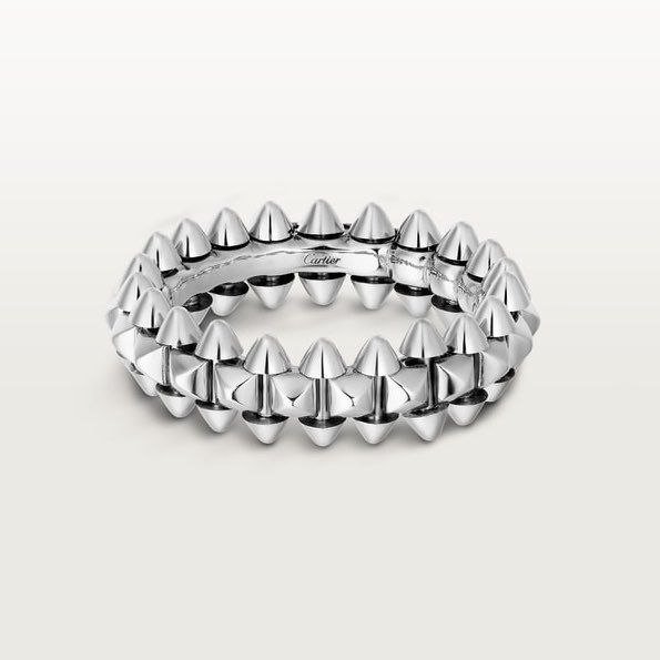 BeMine_BTS's tweet photo. En el video de la canción "Merry Go Round", Taehyung lleva un anillo de Clash de Cartier (modelo pequeño).

El anillo puede ser de oro blanco o amarillo, ya que el video está filmado en blanco y negro. https://t.co/MJhcw9ipo1