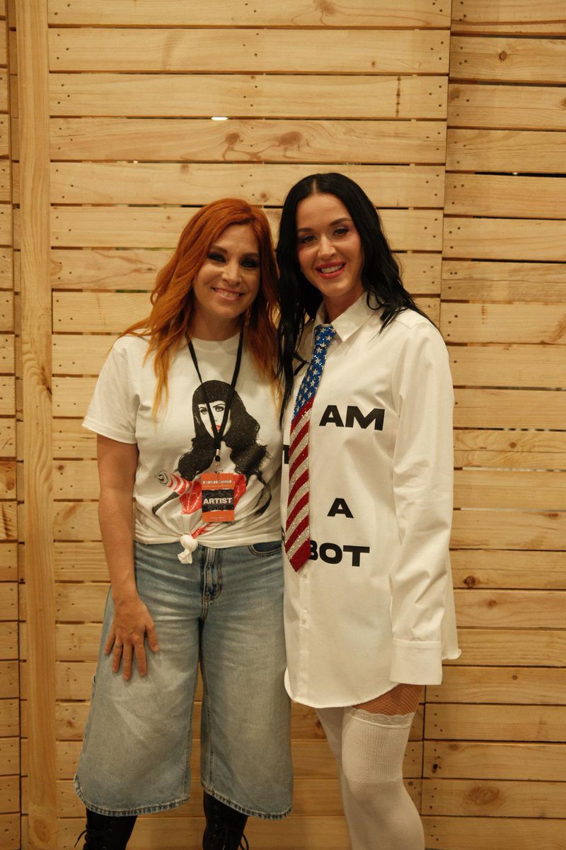 LeireMo's tweet photo. Cómo fue esto!!! Que ilusión compartir cartel con @katyperry y poder conocerla, además de vivir el pedazo de show que monta. Fue super emocionante!! ❤️ https://t.co/m8ZiptS5lu