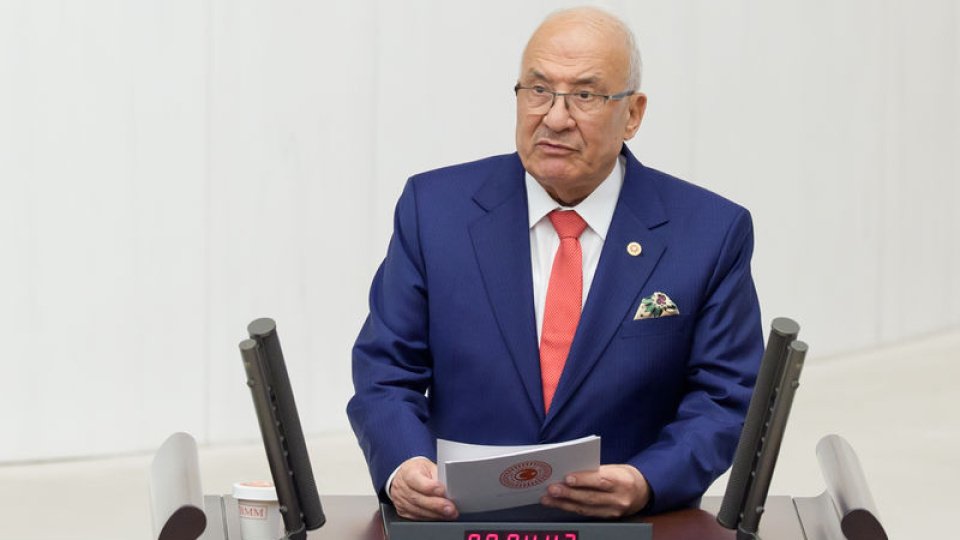 Zekeriya_Say's tweet photo. 💥İYİ Parti Mersin Milletvekili Burhanettin Kocamaz, 
*
Kendisini telefonla arayarak "Mersin TEM Müdürü" olarak tanıtan kişi tarafından dolandırıldı. 
*
Dolandırıcının Kocamaz'a "FETÖ'ye yönelik gerçekleştirilen bir operasyonda kimliğinin çıktığını söylediği" belirterek yaklaşık 10 kilogram altın, 2 milyon 375 bin lira, 68 bin dolar ve 1900 eurosunu aldı.
*
Dolandırıcı İstanbul'da yakalandı.
*
Gel de bu adamlara ülkeyi teslim et!..