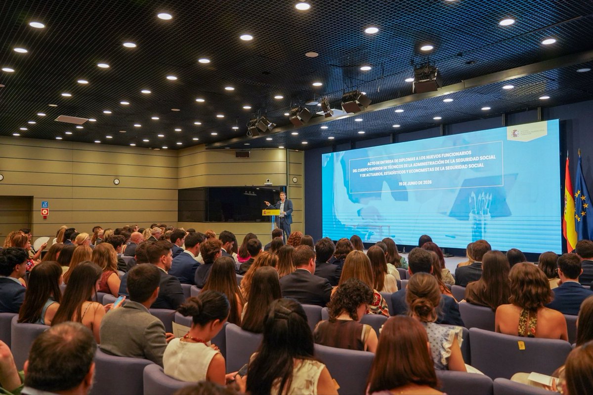 CorujoBorja's tweet photo. 🎓 Hoy se han entregado los diplomas a los nuevos funcionarios de la #SeguridadSocial  (técnicos y actuarios)

🎉 Mi más sincera enhorabuena 

✨ Sois una inyección de ilusión  y la prueba de que hay un futuro muy prometedor

🗣️ Han sido procesos exigentes. Hoy, toca celebrar 👏 https://t.co/ug9Q3zGX7X