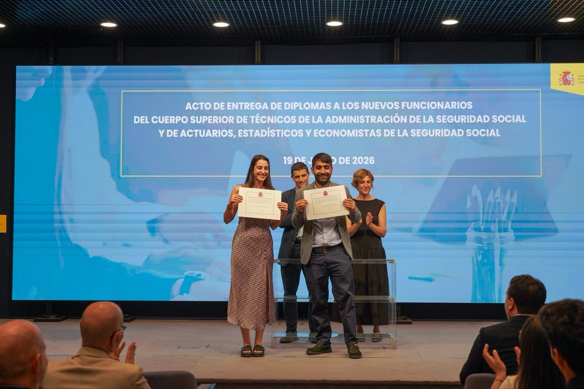 CorujoBorja's tweet photo. 🎓 Hoy se han entregado los diplomas a los nuevos funcionarios de la #SeguridadSocial  (técnicos y actuarios)

🎉 Mi más sincera enhorabuena 

✨ Sois una inyección de ilusión  y la prueba de que hay un futuro muy prometedor

🗣️ Han sido procesos exigentes. Hoy, toca celebrar 👏 https://t.co/ug9Q3zGX7X