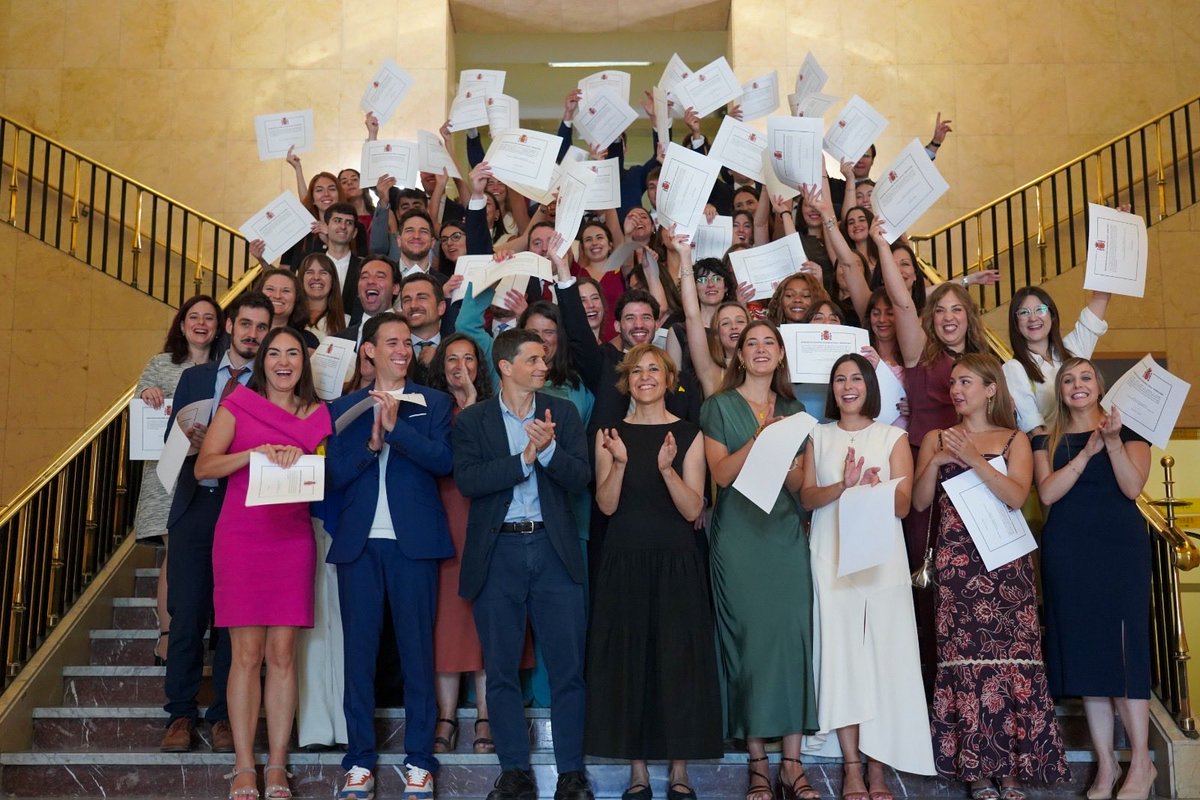CorujoBorja's tweet photo. 🎓 Hoy se han entregado los diplomas a los nuevos funcionarios de la #SeguridadSocial  (técnicos y actuarios)

🎉 Mi más sincera enhorabuena 

✨ Sois una inyección de ilusión  y la prueba de que hay un futuro muy prometedor

🗣️ Han sido procesos exigentes. Hoy, toca celebrar 👏 https://t.co/ug9Q3zGX7X