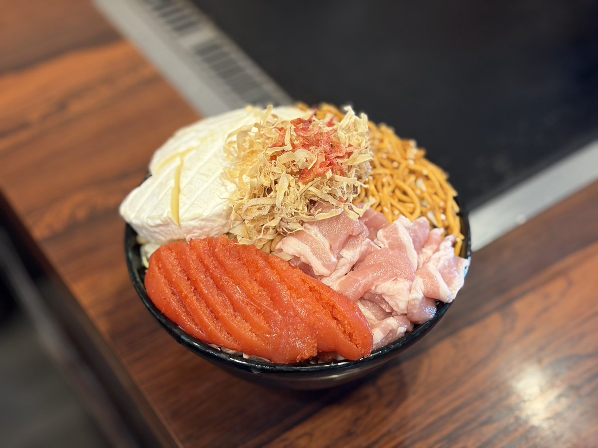 OSHIO_MAKOTO's tweet photo. 月島に来たら絶対食べて欲しい。⁡
⁡それが｢誠スペシャル｣⁡。
⁡福岡産明太子、丸ごとカマンベール、豚肉、ベビースターをこれでもかと乗せた、老舗もんじゃ屋がたどり着いた最強の逸品。⁡
⁡⁡｢誠スペシャル｣が食べられるのはもんじゃ誠だけ！
 #月島もんじゃ  #もんじゃ誠 https://t.co/1ECz8MdIan
