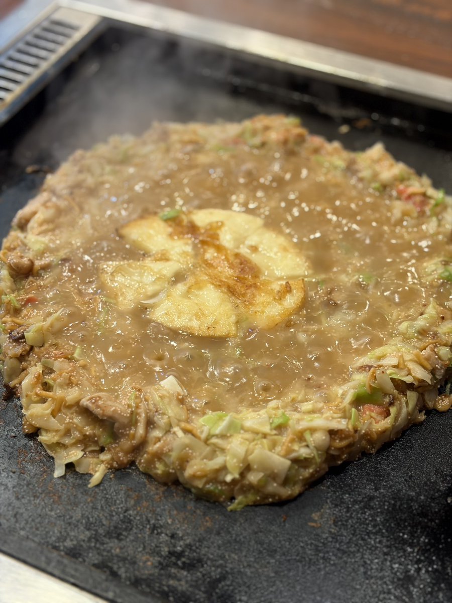 OSHIO_MAKOTO's tweet photo. 月島に来たら絶対食べて欲しい。⁡
⁡それが｢誠スペシャル｣⁡。
⁡福岡産明太子、丸ごとカマンベール、豚肉、ベビースターをこれでもかと乗せた、老舗もんじゃ屋がたどり着いた最強の逸品。⁡
⁡⁡｢誠スペシャル｣が食べられるのはもんじゃ誠だけ！
 #月島もんじゃ  #もんじゃ誠 https://t.co/1ECz8MdIan
