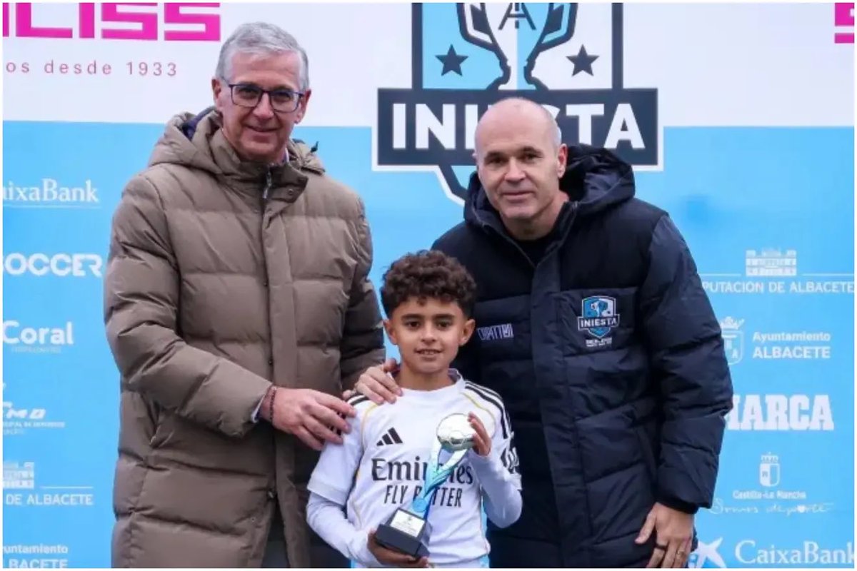 imi_bedo's tweet photo. David Sánchez tünetértékű esete: a La Fábrica csodagyereke 12 évesen távozik

A spanyol sportsajtó napok óta egy 2014-es születésű kisfiú klubváltásától hangos. David Sánchez, a Real Madrid U12-es csapatának kapitánya, az Iniesta Cup legutóbbi MVP-je és a La Liga Futures torna csillaga váratlanul bejelentette, hogy elhagyja Valdebebast, és várhatóan a Getafe akadémiáján folytatja.

Az egész eset - kezdve a búcsúlevéllel -  azonban egy sokkal mélyebb, rendszerszintű problémára világít rá.
⚪️ Mennyire egészséges az, hogy egy 12 éves gyerek mögött már teljes menedzsment áll?
⚪️ Hogyan torzítja el a szakmai munkát, amikor egy család egzisztenciálisan mindent egy általános iskolás lábára tesz fel?
⚪️ Miért nem feltétlenül a struktúrában van a hiba, ha egy edző megpróbálja taktikai keretek közé szorítani a „csodagyereket”?

A csillogó felszín mögött egy kíméletlen és túl korán működésbe lépő gépezet darálja be az utánpótlás legígéretesebb tehetségeit. A téma kifejtése minden ingyenes feliratkozó és támogató számára elérhető.

🔗 Link a kommentek között.