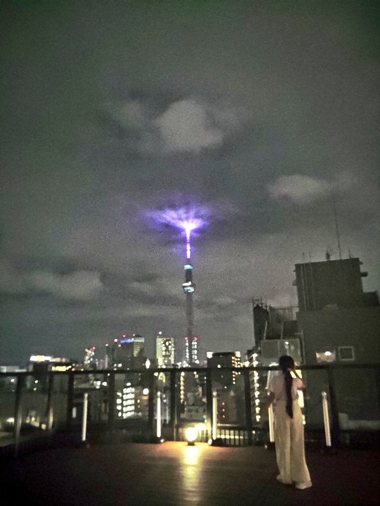 moesakuran0202's tweet photo. スカイツリーが曇り空の中に発射してる。 https://t.co/a5O24CMKlO