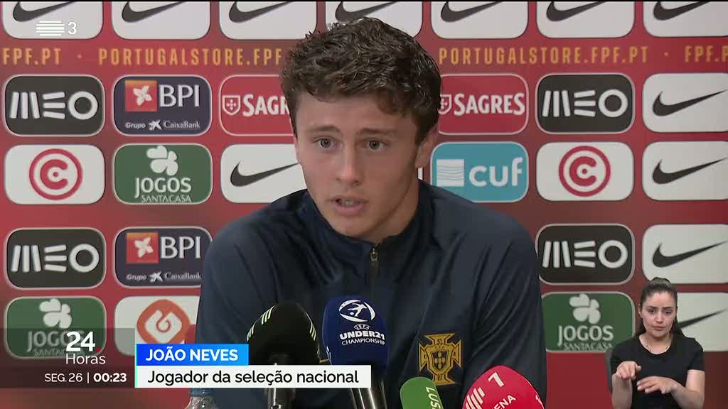 liberta___depre's tweet photo. João Neves, jogador da Seleção de Portugal, sobre Cristiano Ronaldo.

"Todos sabemos o que Cristiano fez por nós, pela seleção portuguesa e pelo mundo do futebol, mas, neste momento, ele sabe, assim como nós, que não é diferente dos outros jogadores. Ele é mais um jogador da equipe que ajuda o grupo, exatamente como todos os outros jogadores fazem. Ele está aqui para contribuir e apoiar a seleção, assim como todos os demais."

Via: @goal 

📷Divulgação / 📷Getty Images