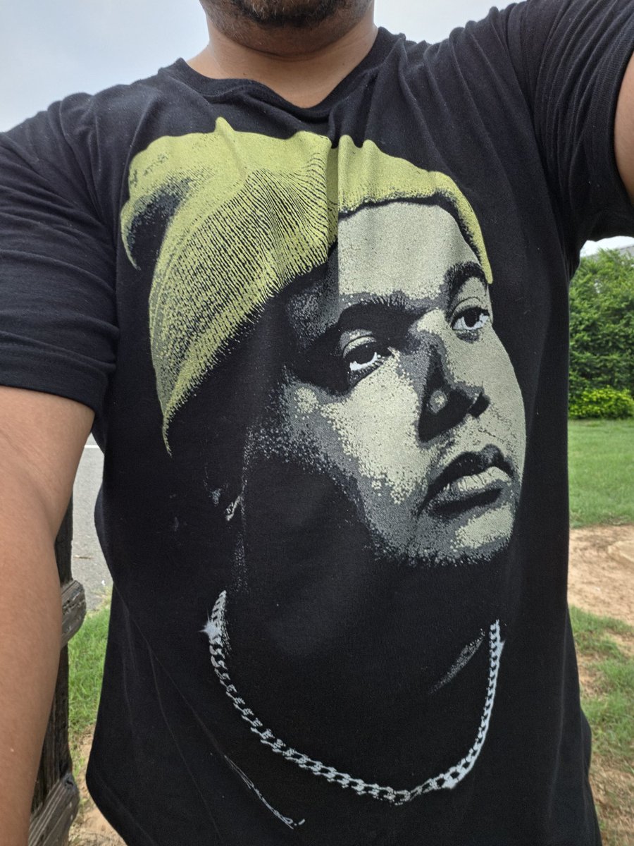 2dJazz's tweet photo. "I like your shirt! I love his last album!" (??????)

"Thats a cool shirt man! They got your good side." (????)

"What team does he play for?"

The shirt: https://t.co/b6FqbbY7mn