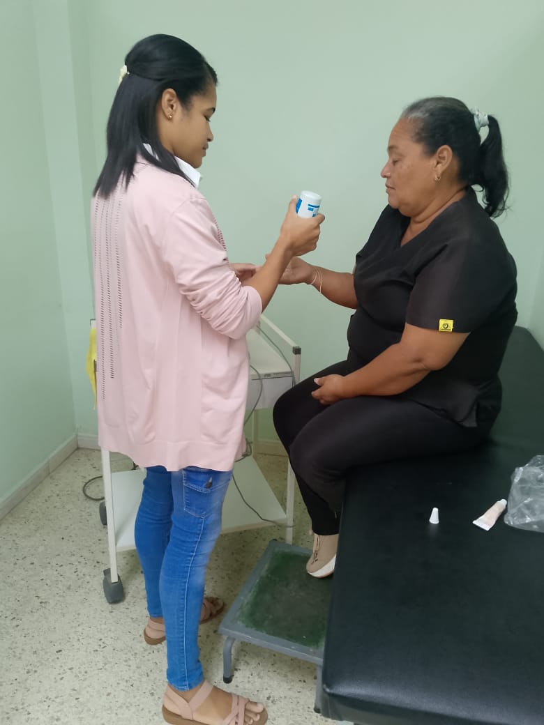 cubacooperaven's tweet photo. Los médicos comunitarios en el Estado Zulia rescatan los principios fundacionales de la Misión Barrio Adentro.

Con entrega y amor, el Dr. Bárbaro realiza el pase de visita en el CDI Carrasquero, mientras el CDI La Fortaleza garantiza atención con alta calidad y profesionalismo. https://t.co/wIiowSTPgK