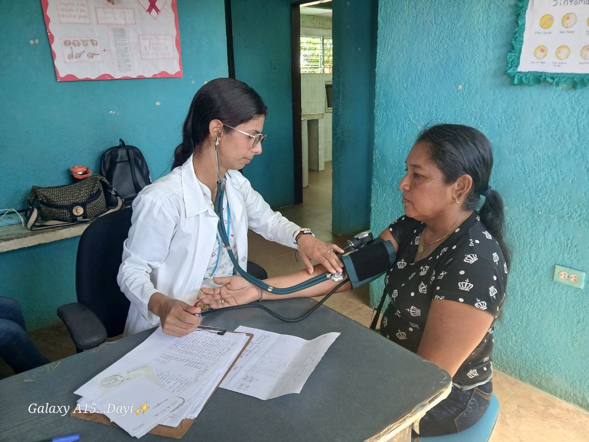 cubacooperaven's tweet photo. Los médicos comunitarios en el Estado Zulia rescatan los principios fundacionales de la Misión Barrio Adentro.

Con entrega y amor, el Dr. Bárbaro realiza el pase de visita en el CDI Carrasquero, mientras el CDI La Fortaleza garantiza atención con alta calidad y profesionalismo. https://t.co/wIiowSTPgK