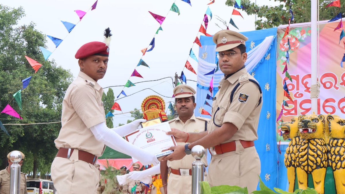spmalkangiri's tweet photo. #Commemorating the successful completion of the Passing Out Parade by 132 Home Guards in Malkangiri today. We welcome these recruits to the force and look forward to their dedicated service to the district.
@digswrkoraput https://t.co/xXWzkPHGS2