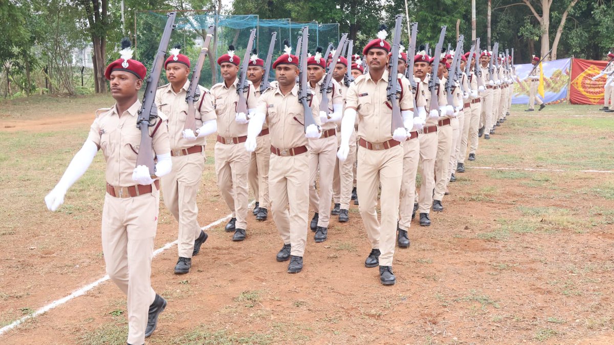 spmalkangiri's tweet photo. #Commemorating the successful completion of the Passing Out Parade by 132 Home Guards in Malkangiri today. We welcome these recruits to the force and look forward to their dedicated service to the district.
@digswrkoraput https://t.co/xXWzkPHGS2