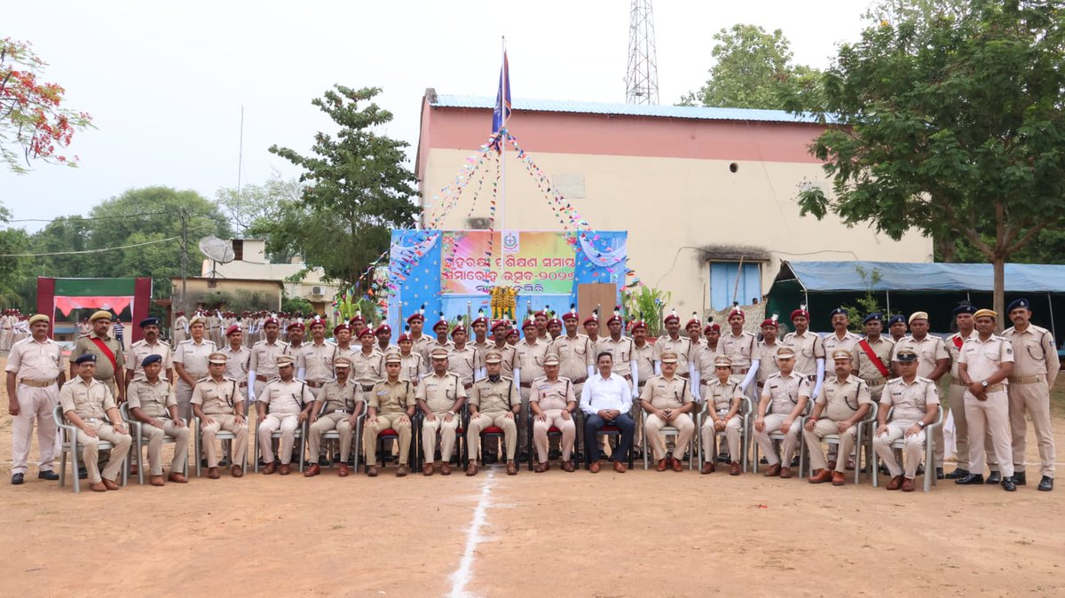 spmalkangiri's tweet photo. #Commemorating the successful completion of the Passing Out Parade by 132 Home Guards in Malkangiri today. We welcome these recruits to the force and look forward to their dedicated service to the district.
@digswrkoraput https://t.co/xXWzkPHGS2